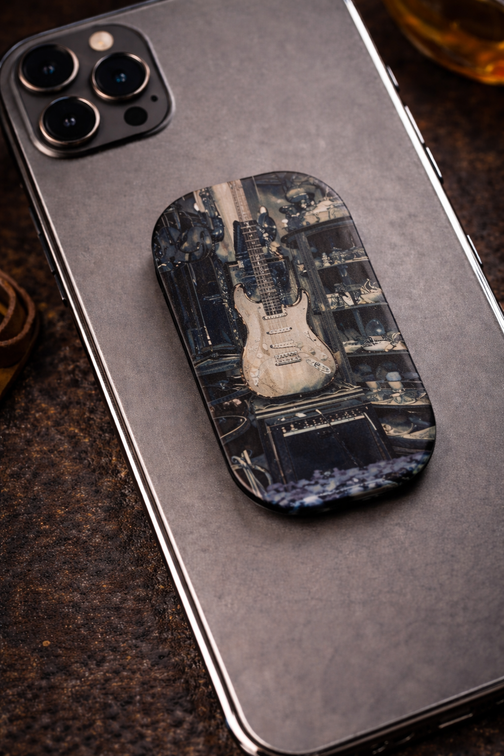 Vintage Electric Guitar Phone Grip Stand – Retro Music Lover Phone Accessory