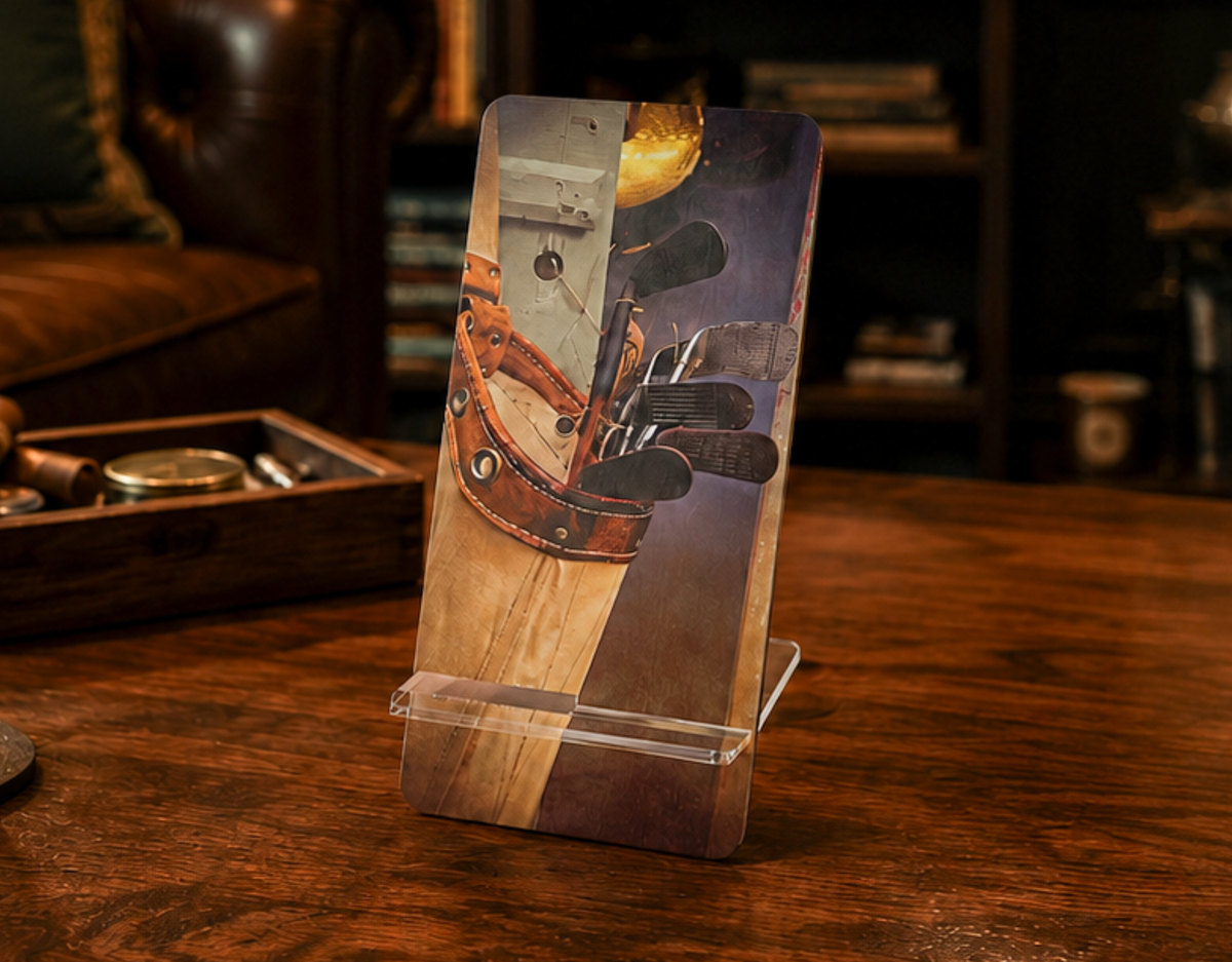Vintage Golf Phone Display Stand – Classic Golfer Desk Accessory