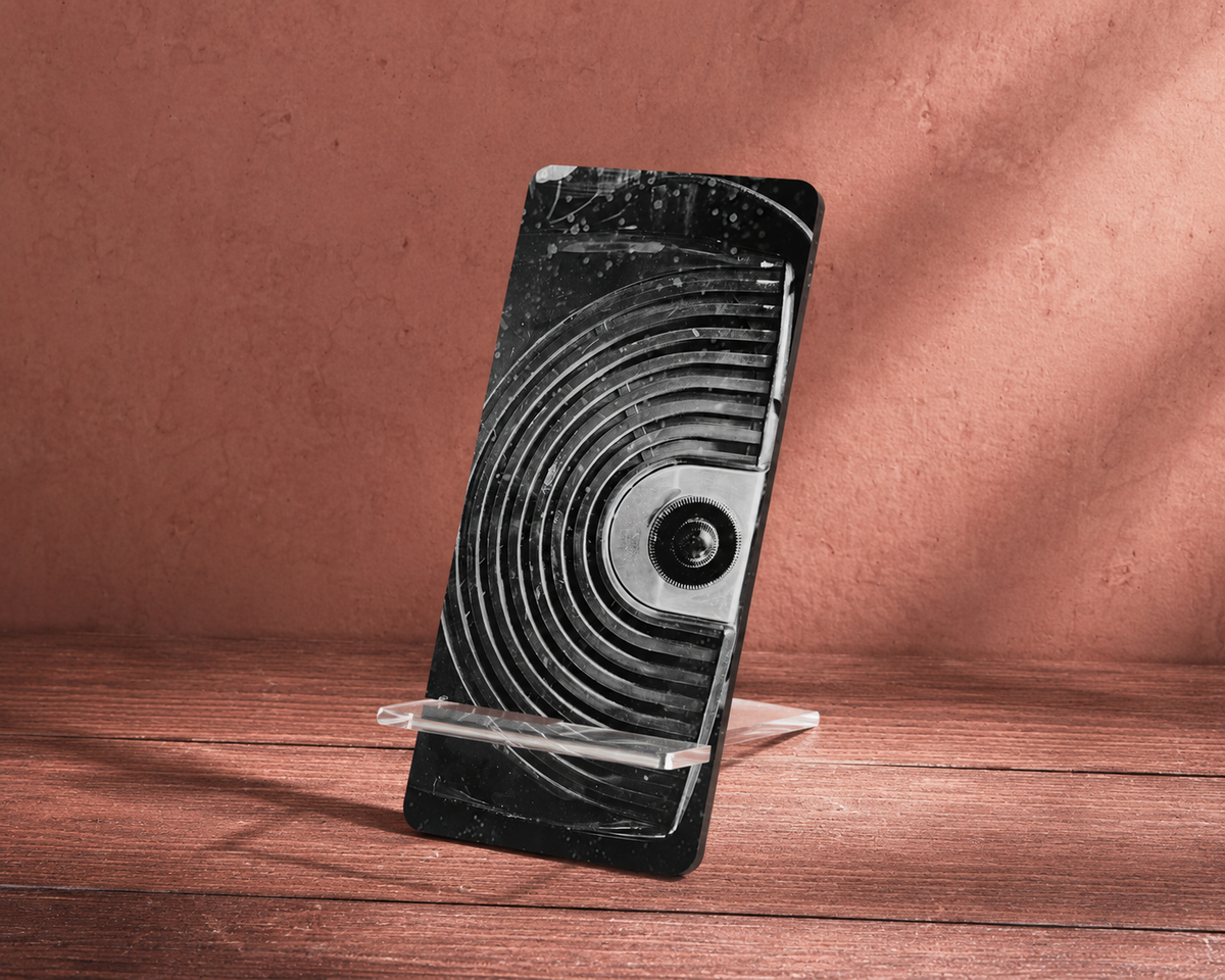 Vintage Radio Phone Display Stand – Black & White Retro Desk Decor