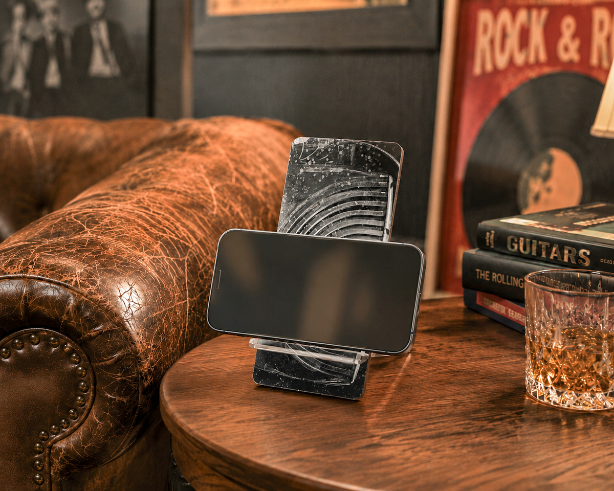 Vintage Radio Phone Display Stand – Black & White Retro Desk Decor